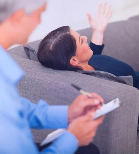 Женщина на сеансе психотерапии